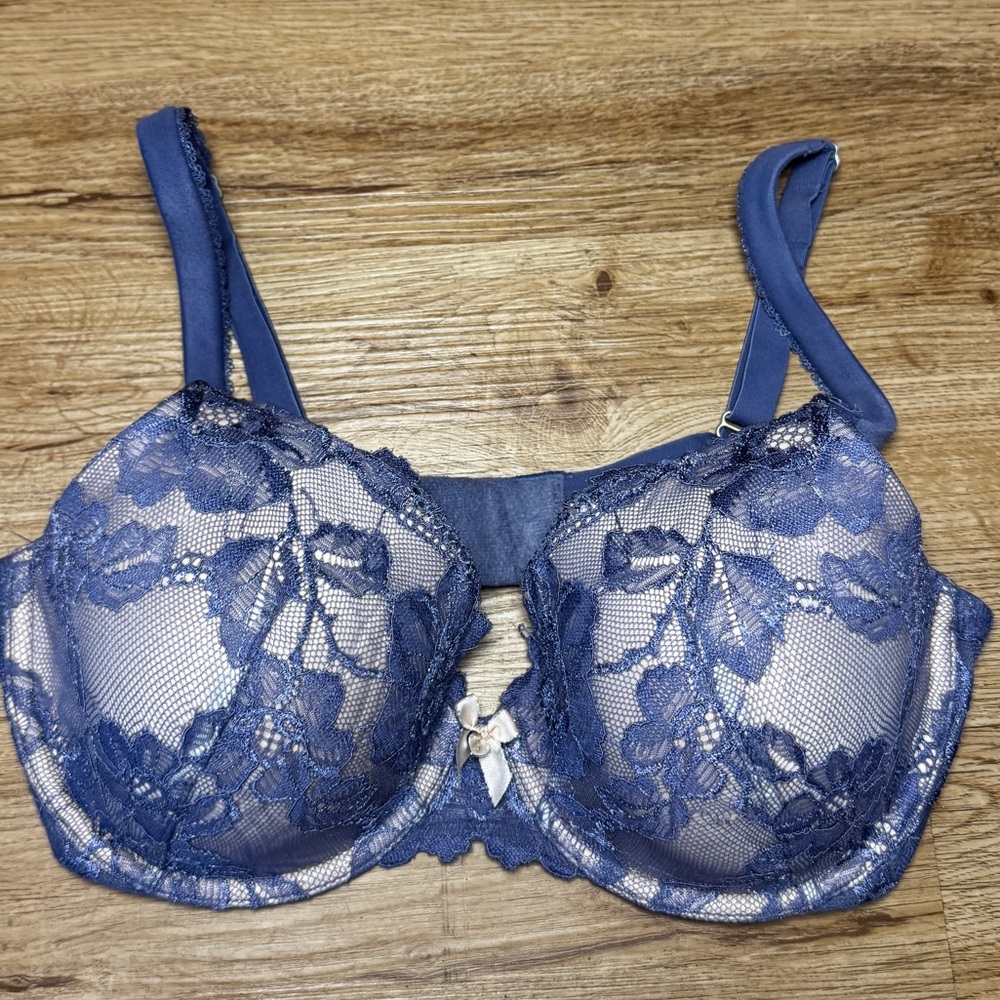 Victoria’s Secret Body By Victoria Push Up Bra Size 34D Navy Blue floral Lace